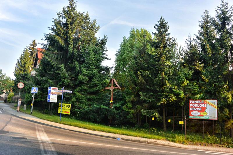 Krzyż przy ulicy Karosek (1).jpg
