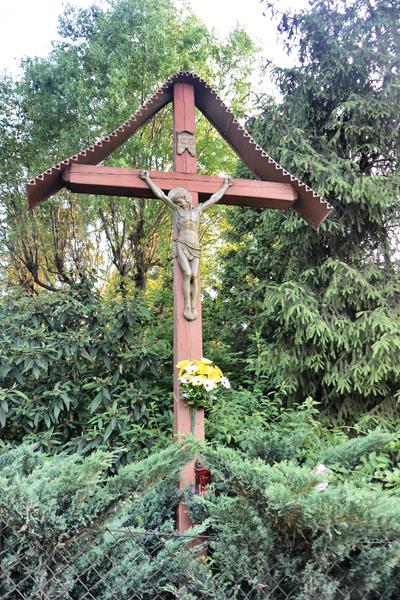 Krzyż przy ulicy Karosek (6).jpg
