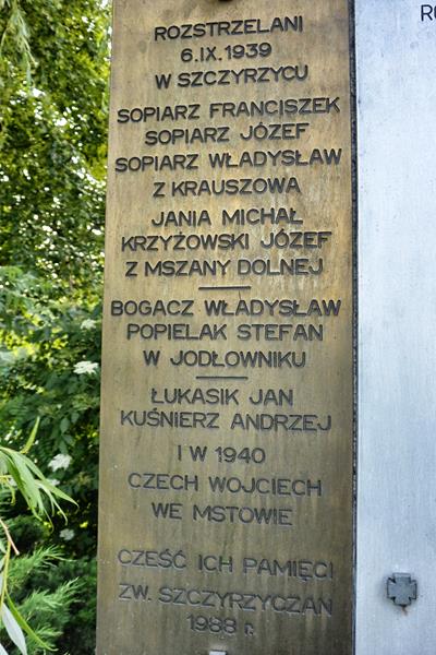 Pomnik w Szczyrzycu (6).jpg