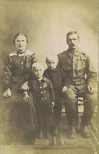 Antoni Kasprzyk z zona i synami w 1916-17.jpg