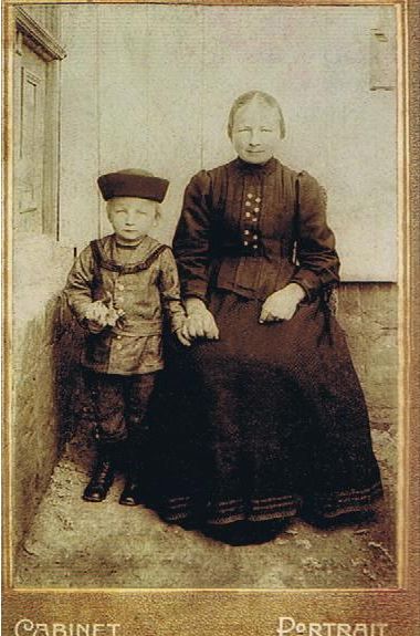 Barbara Wisniowska z synem Józiem w 1916 r..jpg