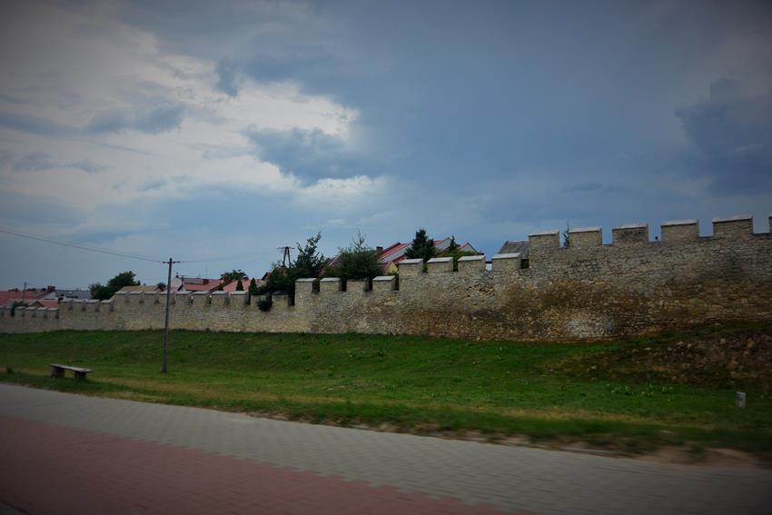 Szydłów - mury miejskie (3).JPG