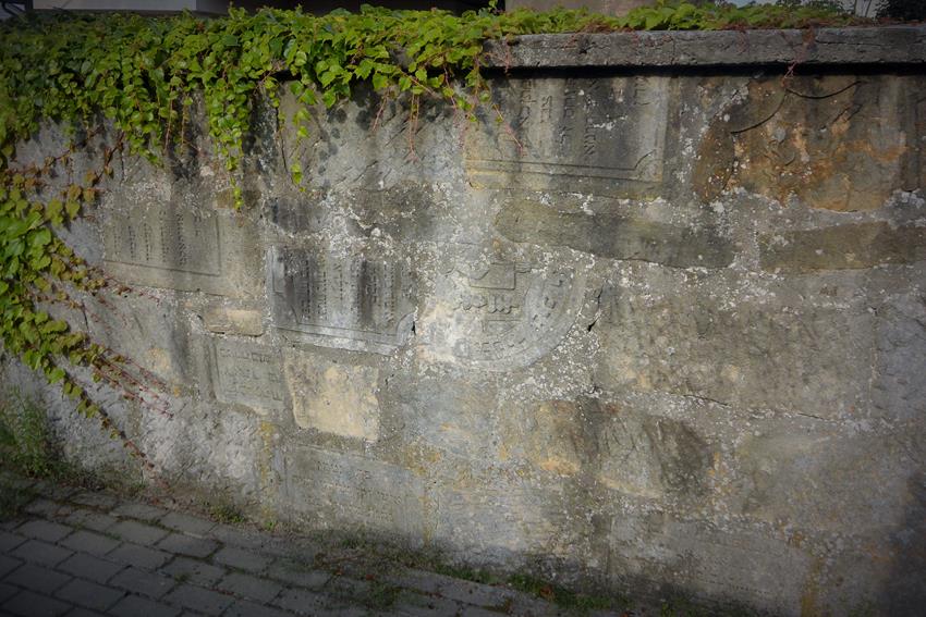 Mur z macew (2).JPG