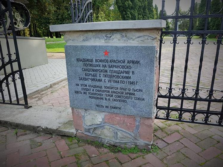 Cmentarz żołnierzy Armii Czerwonej (3).jpg
