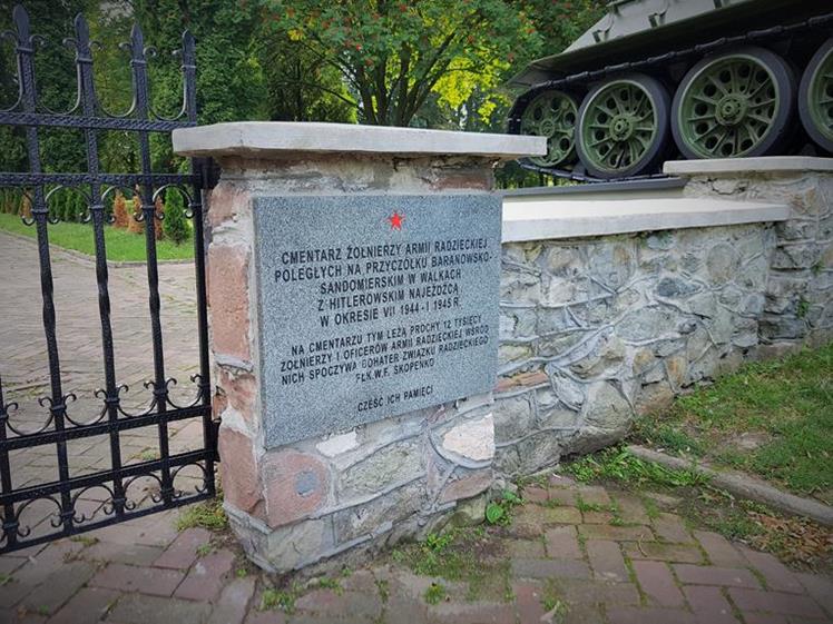 Cmentarz żołnierzy Armii Czerwonej (4).jpg