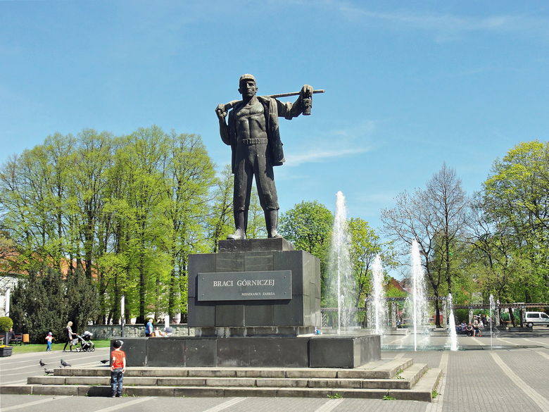 pomnik w kwietniu (1).jpg