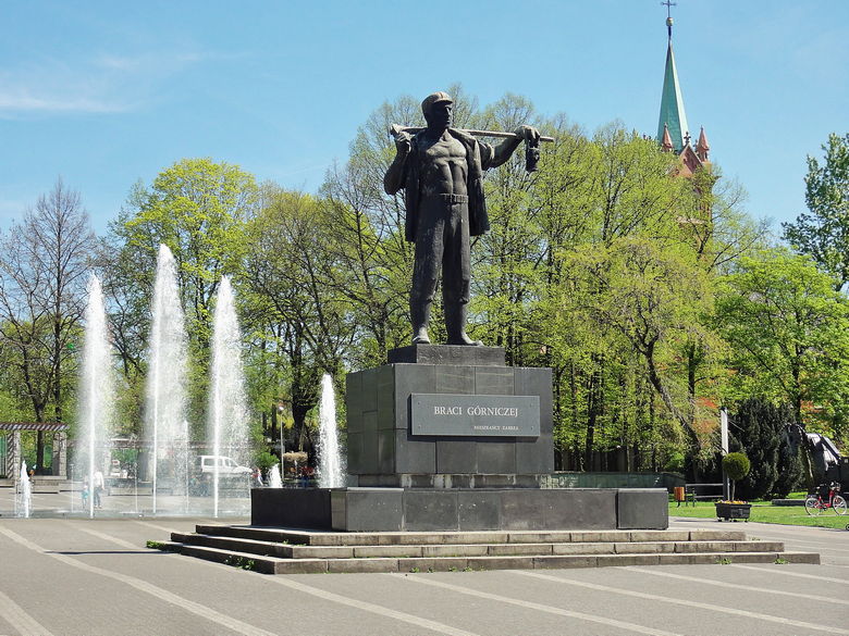 pomnik w kwietniu (4).jpg