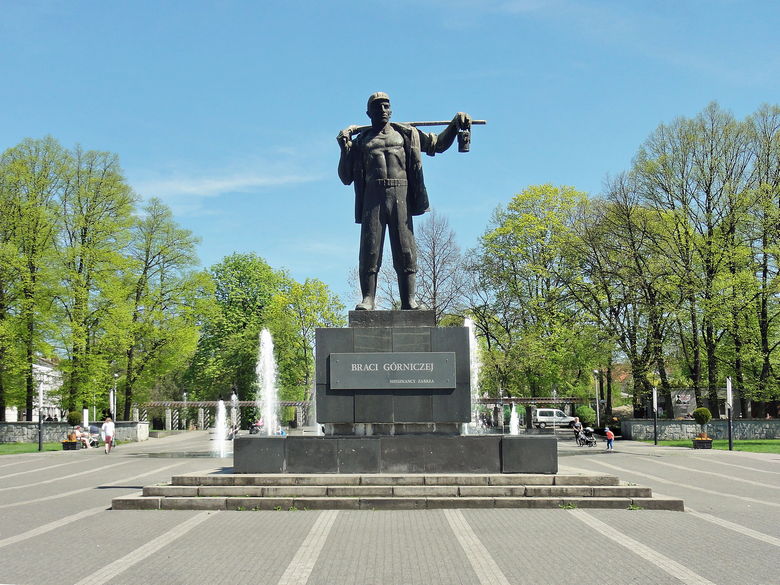 pomnik w kwietniu (5).jpg