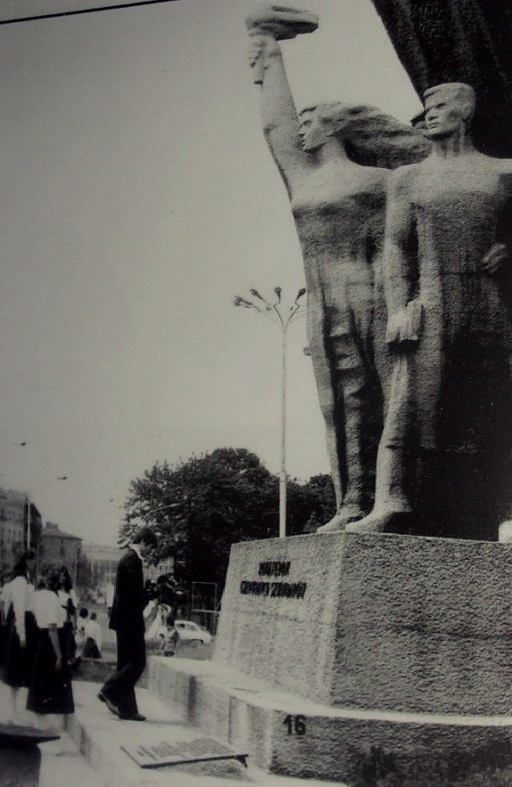 Pomnik Bohaterom Czerwonych Sztandarów 1978 r. - fot. 2.JPG