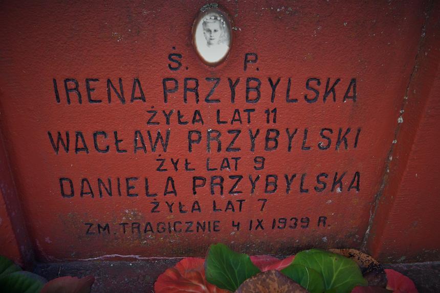 Grobowiec rodziny Przybylskich (6).JPG