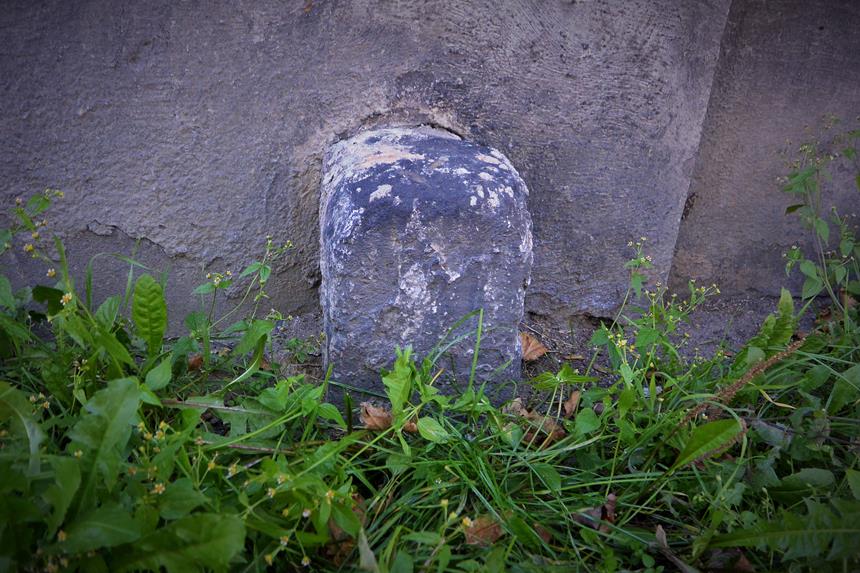 Kamień drogowy - ulica Toszecka 1 (2).JPG