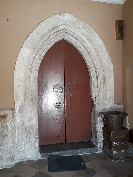 Ksiaz Maly kosciol gotycki portal.jpg
