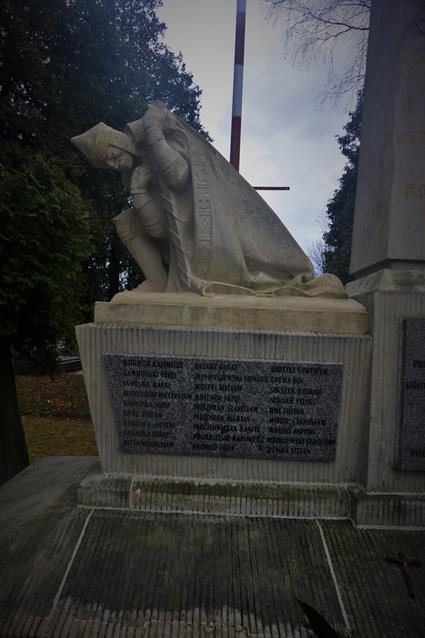 Pomnik poległych  w bojach o wolnośc Ojczyzny (3).JPG