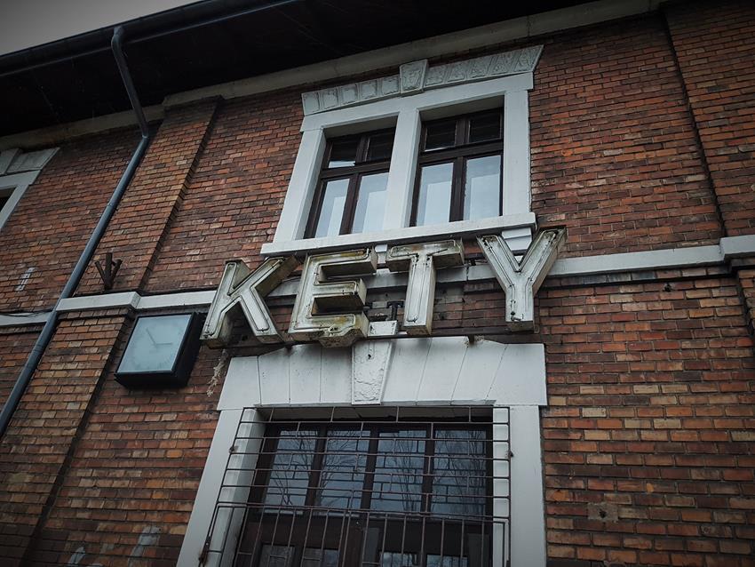 Kęty - neon na dworcu kolejowym (2).jpg