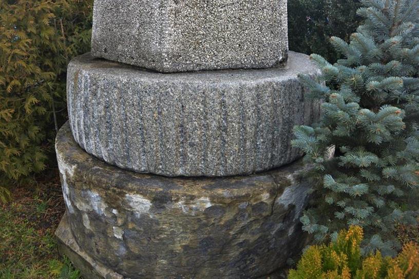 Kamienie z papierni w Czańcu (2).JPG
