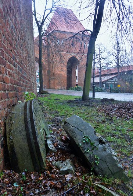 Ulica Przedzamcze, pod murem zamku krzyżackiego.  (4).JPG