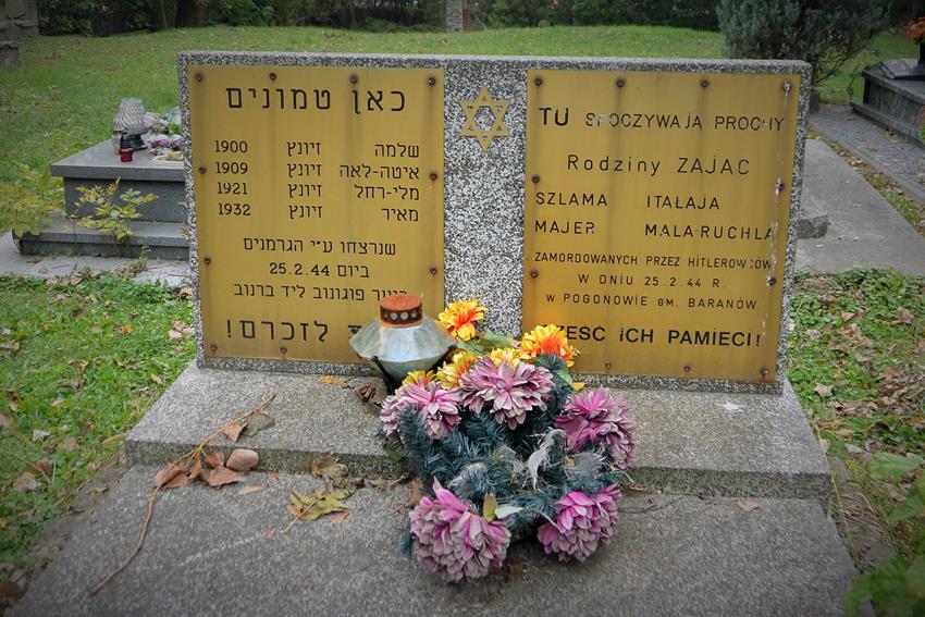 Grób upamiętniający ofiary Holocaustu (2).JPG