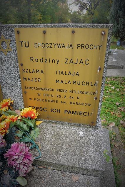 Grób upamiętniający ofiary Holocaustu (3).JPG