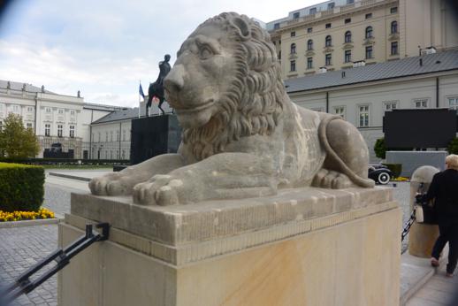 Ostrzał - lwy przed Pałacem Prezydenckim (2).jpg