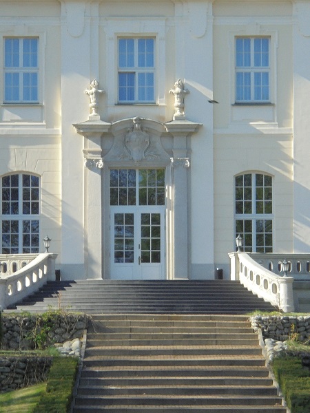 Brzesko pałac portal.JPG