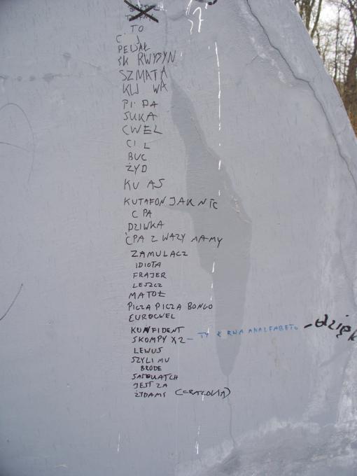 Młodzież na obelisku wypisała własną listę....jpg