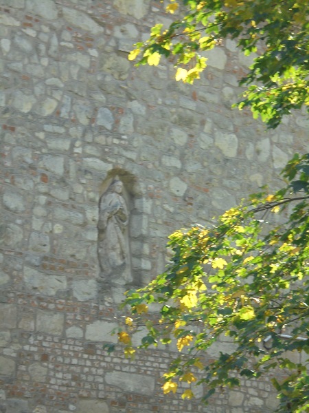 Ksiaz Wielki kosciol klasztorny figura na fasadzie.JPG