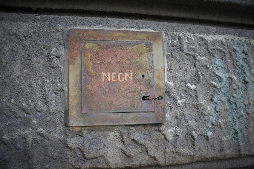 Neon (1).JPG