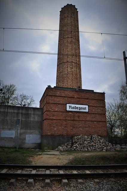 Łódź - szyny użyte do budowy pomnika na stacji Radegast (1).JPG