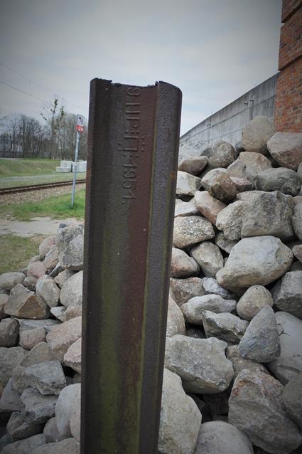 Łódź - szyny użyte do budowy pomnika na stacji Radegast (2).JPG