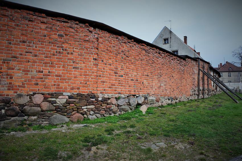 Zachowane mury obronne (2).JPG