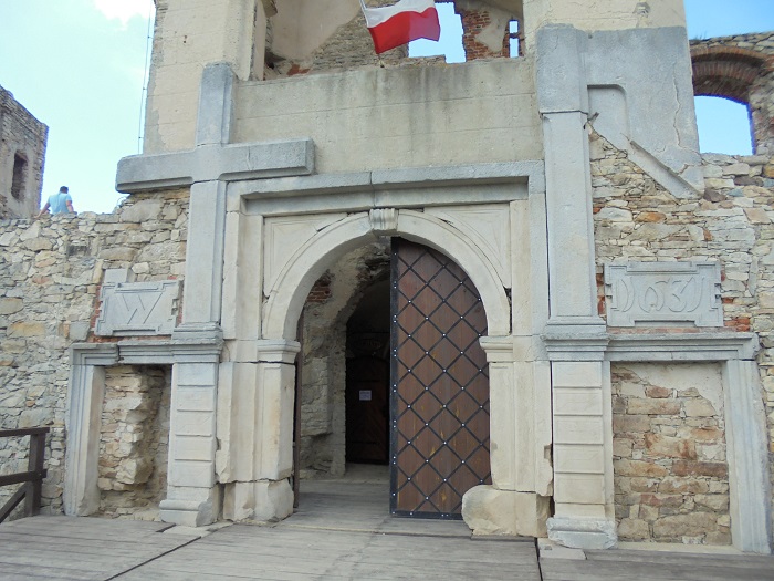 Ujazd zamek portal wjazdowy.JPG