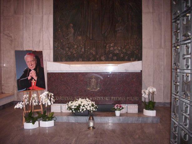 Archikatedra Warszawska - grób ks. kardynała Stefana Wyszyńskiego.JPG