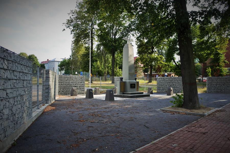 Pomnik poległych  w walkach o wolność Ojczyzny (1).JPG