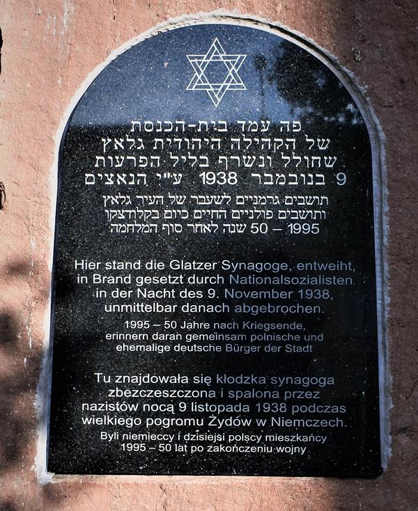 Pomnik w miejscu synagogi (2).jpg