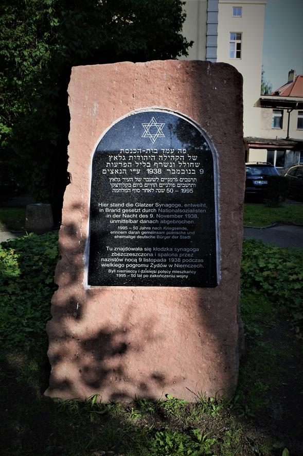 Pomnik w miejscu synagogi (3).JPG