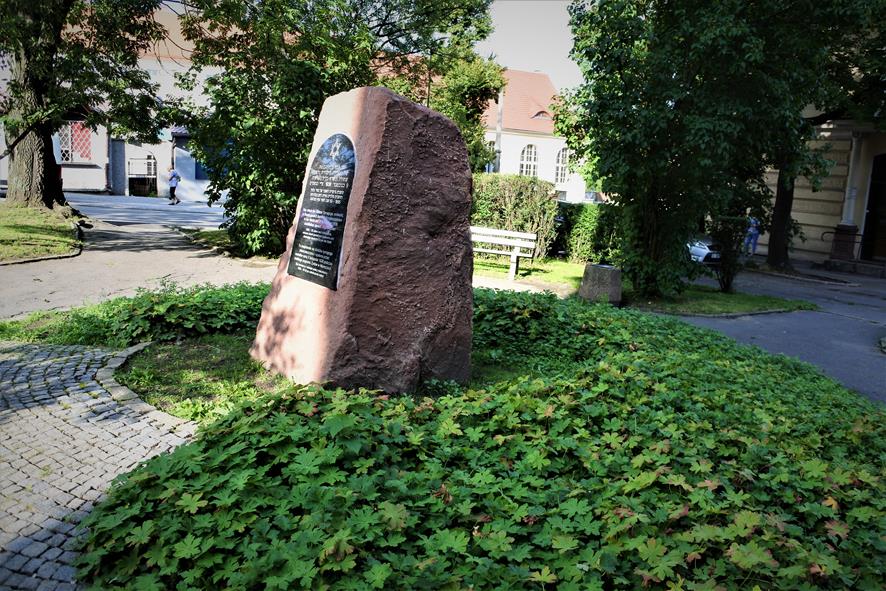 Pomnik w miejscu synagogi (4).JPG