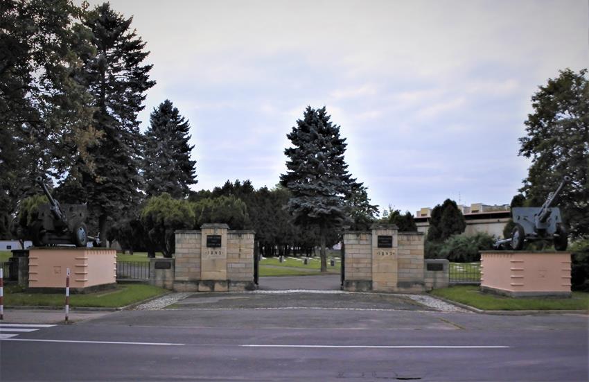 Wejście na cmentarz (1).JPG