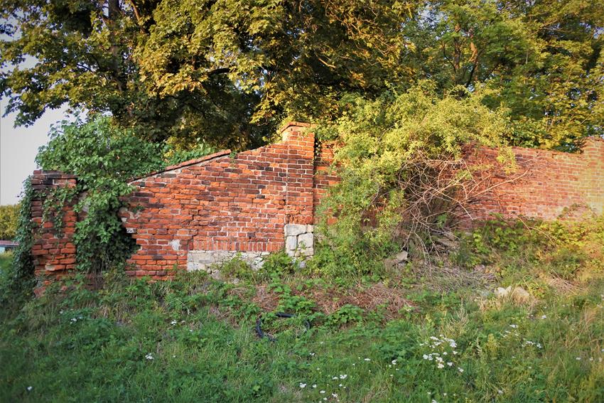 Dom przedpogrzebowy oraz mur cmentarny (4).JPG