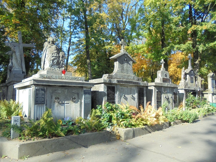 Salwator cmentarz aleja starych grobowcow.JPG