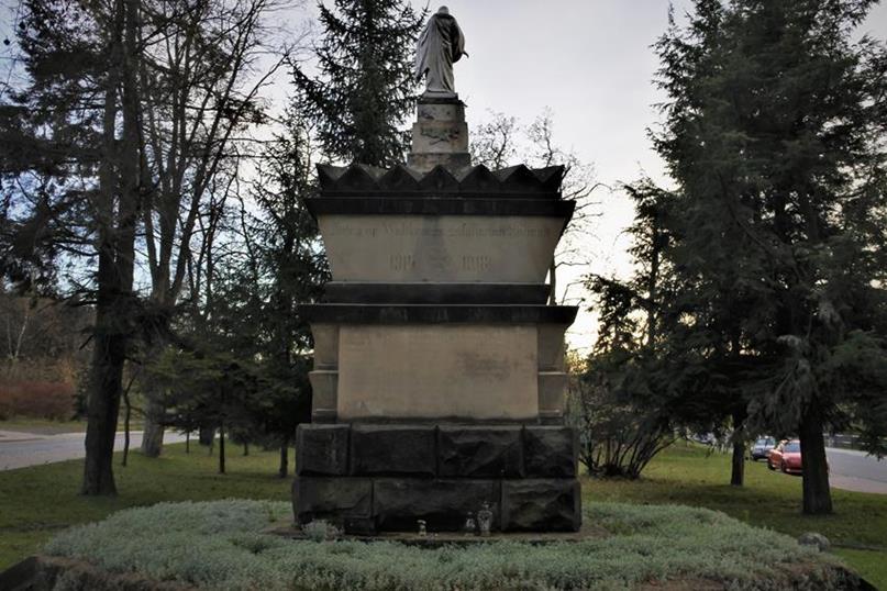 Pomnik Poległych (16).JPG