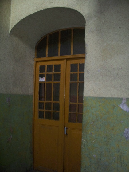Drzwi na parterze - do części z restauracją.jpg
