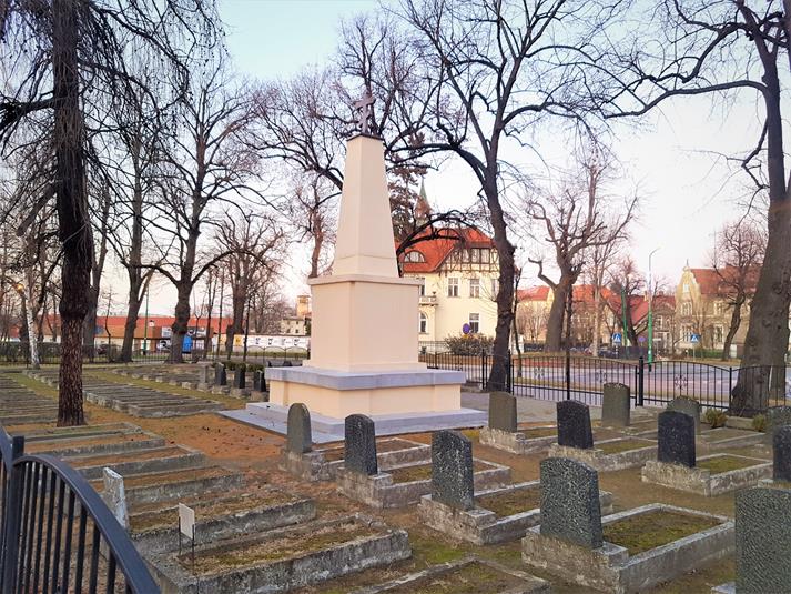 Cmentarz żołnierzy Armii Czerwonej (1).jpg