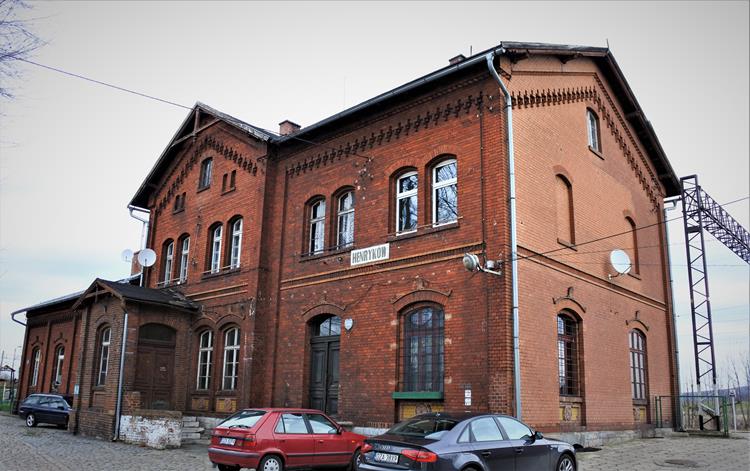 Henryków - dworzec i stacja (1).JPG