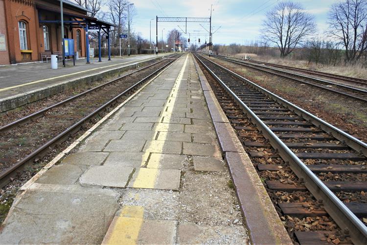 Henryków - dworzec i stacja (11).JPG