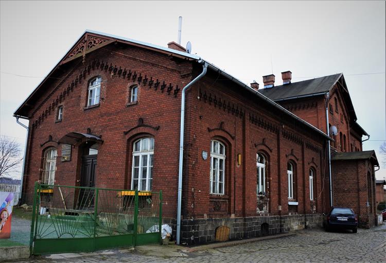 Henryków - dworzec i stacja (6).JPG