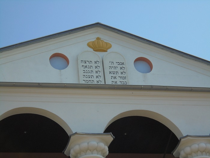 Dabrawa Tar synagoga szczyt fasady z tablicami Dekalogu.JPG