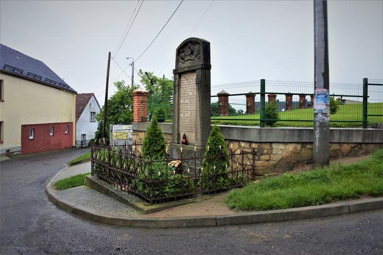 Pomnik poległych i zaginionych (1).JPG