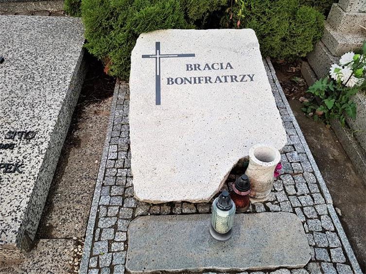 Miejsce pochówku szczątków ekshumowanych z dawnego cmentarza Bonifratrów (2).jpg