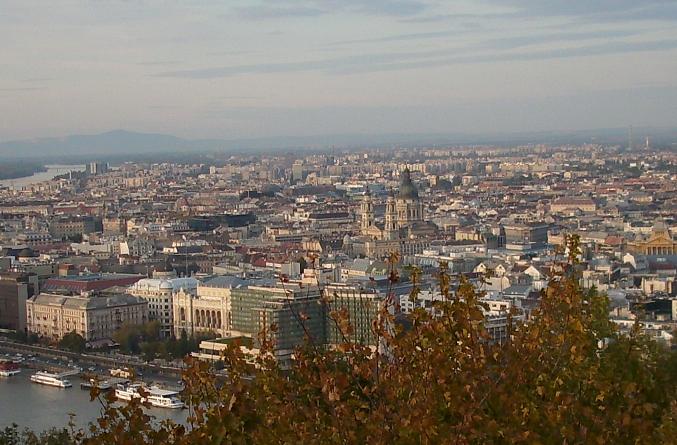 Budapeszt - katedra - widok z Cytadli na Peszt z górującą katedrą w środku.JPG