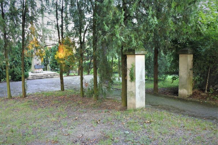 Złotoryja - pomnik i dawny cmentarz Armii Czerwonej (1).JPG